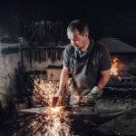 Feuer und Flamme fürs Handwerk: Hörgeräteakustikermeister Christian Geiger ist der Top Gründer 2021/2022. Er hat mit seiner Hörschmiede GmbH ein preiswürdiges Konzept geschmiedet. Ab sofort können sich Handwerkerinnen und Handwerker wieder mit ihren Geschäftsideen bewerben. Der Award ist mit insgesamt 17.000 Euro dotiert. / Foto: ©Hörschmiede GmbH