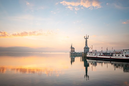 Konstanz-Hafen-Imperia-Alte-Faehre-Abendrot-04_Herbst_Copyright_MTK-Dagmar-Schwelle.jpg