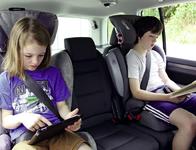 Damit die Autofahrt in den Urlaub mit Kindern entspannt wird, sollte man genügend Unterhaltungsmöglichkeiten parat haben / Foto: ARCD