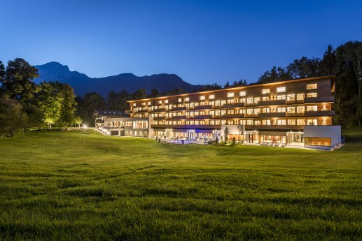 Klosterhof_Premium_Hotel_and_Health_Resort_Au%C3%9Fenansicht_bei_Nacht.jpg