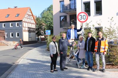 Landrat Manfred Görig und Bürgermeisterin Dr. Birgit Richtberg enthüllten im Beisein von Polizei, Hessen Mobil und Straßenverkehrsbehörde das 30er-Schild vor dem Altenwohnheim LuWiA. Foto: Gaby Richter