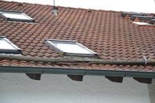 Beim DachCheck wird auch auf kleinere Schäden geachtet, bevor daraus kapitale Dachschäden werden - oder wie in diesem Fall Dachlawinen im nächsten Winter vorprogrammiert sind.
