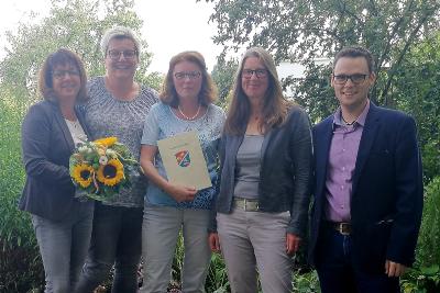 Susanne Fischer (Schulleiterin Freiherr-vom-Stein Schule, Herbstein), Ulrike Greb (Personalrat Vogelsbergkreis), Karin Kunz (komm. Schulleiterin Helmut-von-Bracken Schule, Herbstein) und Matthias Röse (Amt für Schulen und Liegenschaften) gratulierten Regina Eurich aus Lanzenhain (Mitte) zum 25-jährigen Dienstjubiläum / Foto: Freiherr-vom-Stein Schule Herbstein