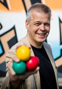 Stephan Ehlers ist Erfinder der Jonglier-Lernsysteme REHORULI® (2005) und JOKOKO® (2018) sowei der Gründer der www.Online-Akademie-Jonglieren.de, Deutschlands größtes Lern-Portal für Jonglier-Anfänger und Fortgeschrittene.