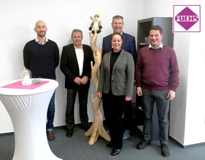 Das Team um Robert Fuchs (rechts) und Senior-Chef Reinhard Fuchs (2.v.l.): Tobias Kugler (links) ist als Projektentwickler am Stammsitz in Berching tätig, Christian Halpick (Mitte) leitet die Geschäfte am Standort Leipzig mit Unterstützung von Daniela Vetter.