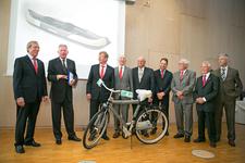 Mit dem Fahrrad kann Hauptgeschäftsführer i.R. Dieter Müller (2.v.l) nun seine neue Heimat erkunden, ein Geschenk, das ihm der Vorstand persönlich übergab (von links) Vizepräsident Alois Jöst, Vizepräsident Martin Sättele, die Vorstandsmitglieder Theodor Häfner, Norbert Menges, Dietmar Clysters, Ehrenvizepräsident Gerhard Höfler, Karl-Heinz Rohrman und Volker Bowitz / Bild: Fotostudio Thomas