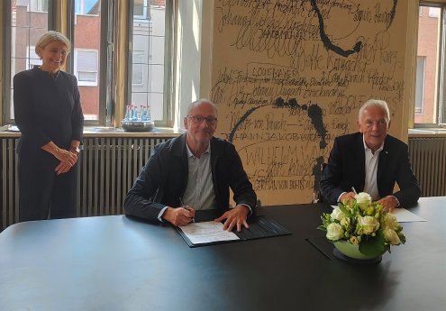 Vertragsunterzeichnung Intendanz vlnr Agnes Christner_Axel Vornam_Harry Mergel Foto Silke Zschäc.jpg