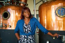 Camille Charles, dienstälteste Destillateuerin in der Renegade Rum Distillery