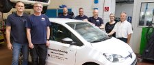 Freuen sich über das neue Schulungsfahrzeug für Elektromobilität (von links): Ausbildungsmeister Zbigniew Polanek, Fachbereichsleiter Jürgen Heinz, Ausbildungsmeister Michael Schmitt, Ausbildungsmeister Volker Fuchs, stellvertretender Fachbereichsleiter Karsten Junker, die Bereichsleiterin für die Überbetriebliche Ausbildung, Michaela Czernotzky, sowie der Leiter der Bildungsakademie, Marcus Braunert
