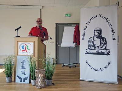 Frank Glatzer, Leiter des Reiki Do Instituts, bei der Eröffnung der letzten Reiki Mööt.