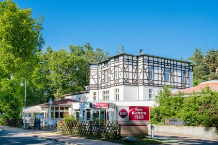 Das Best Western Plus Ostseehotel Waldschlösschen liegt inmitten des Nationalparks "Vorpommersche Boddenlandschaft". Urlauber übernachten hier nur rund 300 Meter vom Sandstrand entfernt