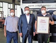 Präsident Klaus Hofmann (Bildmitte) überreichte die Ehrenurkunde der Handwerkskammer Mannheim Rhein-Neckar-Odenwald zum 100-jährigen Firmenjubiläum der Arno Hänsel GmbH an die beiden Geschäftsführer Peter Stannek (links) und Sven Stannek (rechts)