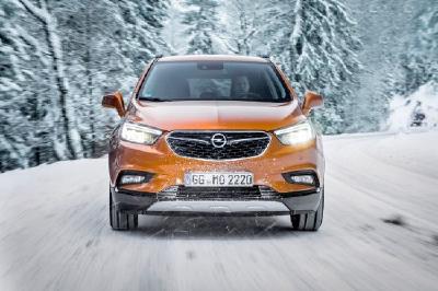 Mit dem Opel Mokka X in die Berge: Der SUV-Bestseller von Opel ist dank Allradantrieb der ideale sichere Gefährte auf winterlich verschneiten Straßen