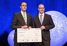 Im Rahmen der Meisterfeier 2013 wurde Feinwerkmechanikermeister Michael Föller (rechts) von Matthias Kreibich (links) von der Inter-Versicherungsgruppe mit dem Preis für den besten Meister in einem Innovativen Beruf ausgezeichnet (Foto: Thomas, Mannheim)