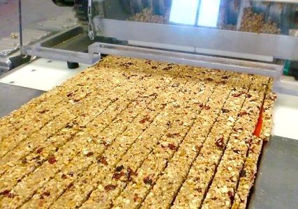 Das Besondere an den niederbayerischen Getreide-Riegeln: „Alles funktioniert auf natürlichem Weg, es gibt keinerlei chemische Zusätze“, sagt Valtl. Foto: obx-news