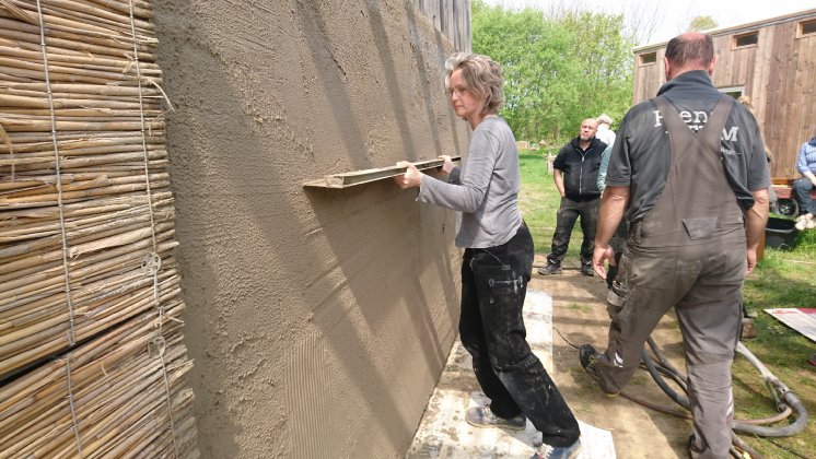 Verputzen mit Lehm und Kalk Praxis beim artefact-Workshop.jpg