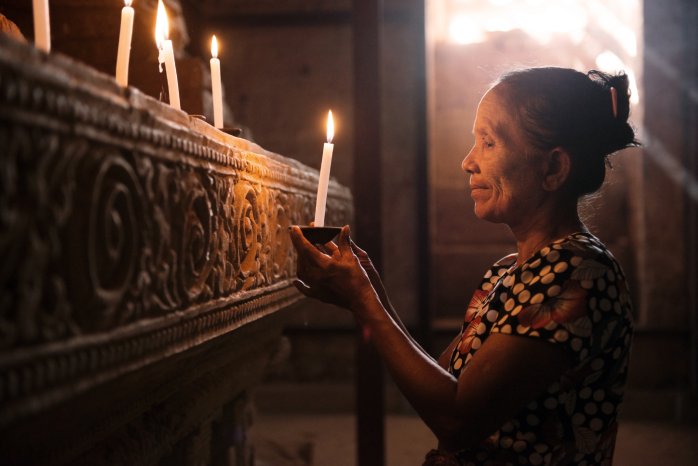 © Szefei, Dreamstime.com, lizensiert für a&e erlebnisreisen__Woman praying Myanmar.jpg
