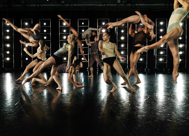 SBS Berlin_FAR (excerpt)_Choreografie Wayne McGregor, Schülerinnen und Schüler des 7.-9. Ausbild.jpg