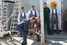 Mannheims Oberbürgermeister Dr. Peter Kurz (links) und der Vizepräsident der Handwerkskammer Mannheim Rhein-Neckar-Odenwald, Alois Jöst, (rechts) setzen gemeinsam den Maibaum für den Maimarkt 2015, Bild: Handwerkskammer Mannheim-Rhein-Neckar-Odenwald