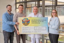 Sascha Dennig, Luca Nagel und Nadine Röller von den Klinikhelden bedanken sich bei Prof. Martin Storck (2.v.r.) für die Spende