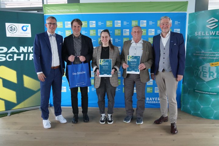 Einsatz für Fairness - Der Bayerische Fußball-Verband BFV und SELLWERK mit Das Örtliche ehren 21 Schiris mit "Danke Schiri"