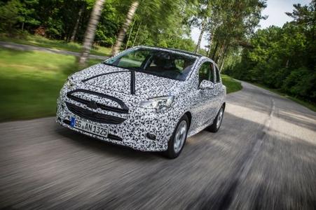 Neuer Opel Corsa kommt Ende 2014: Auf der Zielgeraden zur Serienproduktion finden aktuell die letzten Validierungsfahrten im "Tarnanzug" statt, um die harmonische Abstimmung aller Komponenten zu prüfen