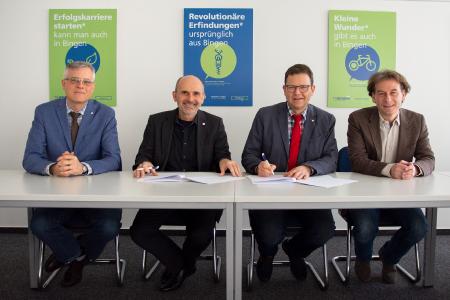 (v.l.n.r.) Geschäftsführer Marc Bludau (zfh), TH-Präsident Prof. Dr.-Ing. Klaus Becker, zfh-Leiter Prof. Dr. Ralf Haderlein sowie Studiengangleiter Prof. Dr. Maik Lehmann (TH Bingen) unterschreiben den Kooperationsvertrag / Quelle: TH Bingen / Christine Böser
