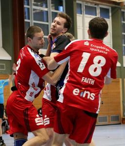 Nikolai Link (RR) – immer mittendrin, wie hier gegen den EHV Aue (Foto: : hl-studios, Erlangen)