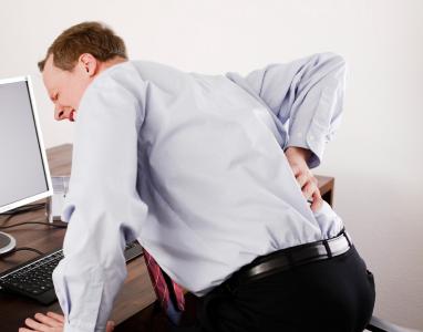 Tiefsitzende Rückenschmerzen machen vielen Menschen den Alltag zur Qual. Foto: Fotolia