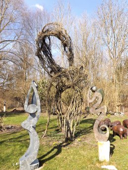 Baum- und Steiskulpturen.JPG